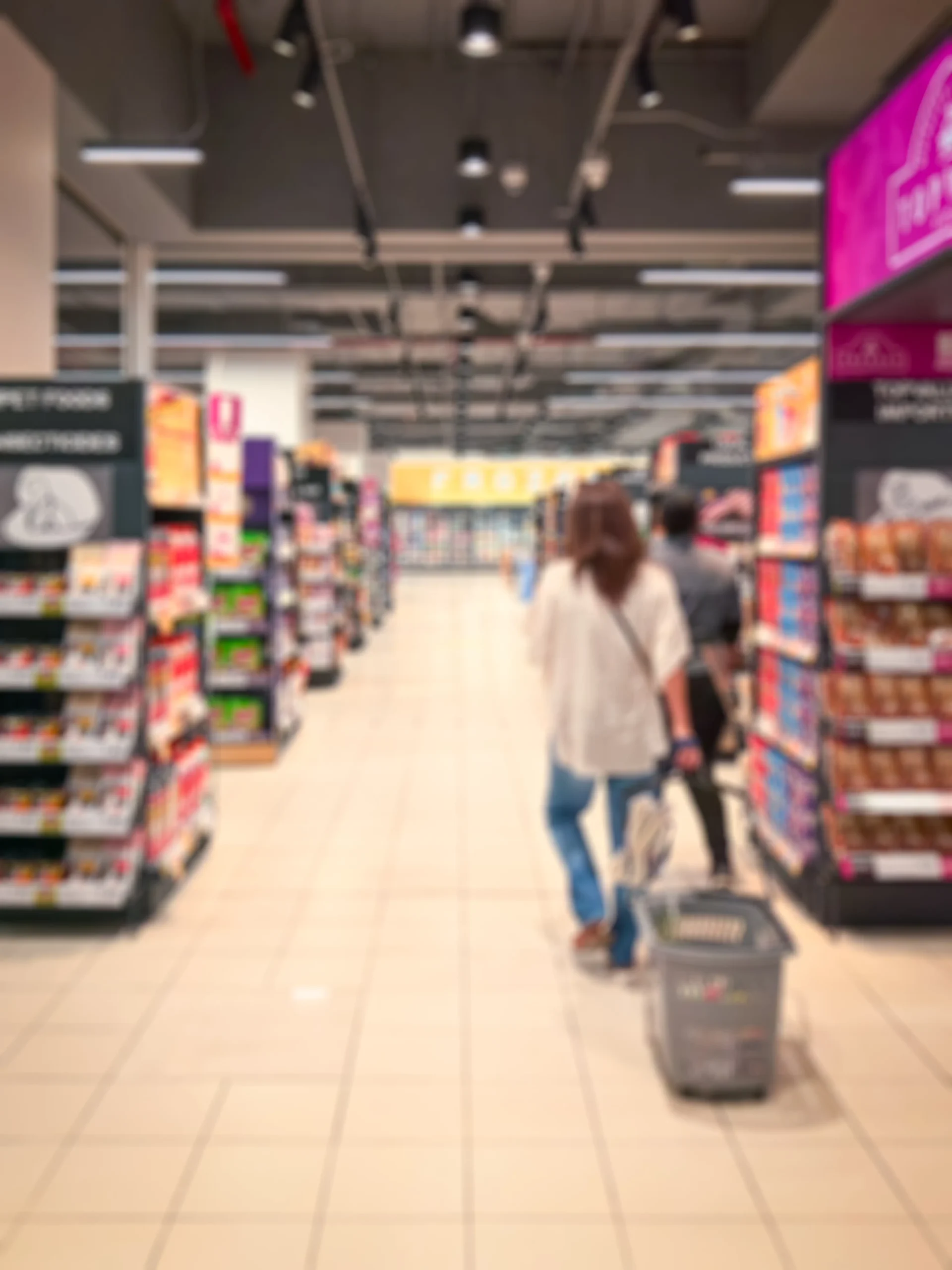 supermarket-aisle-with-shoppers